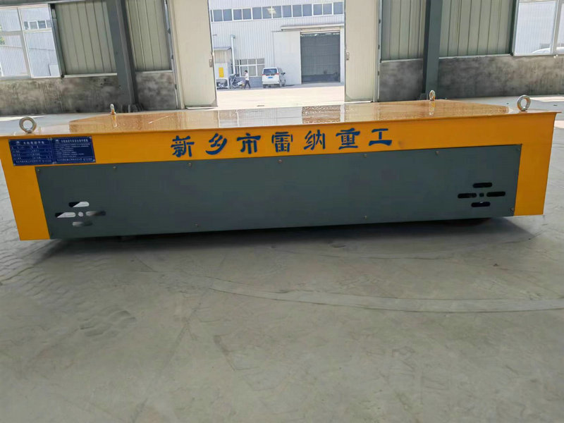Steerable Trackless Transfer Trolley for håndtering av mold